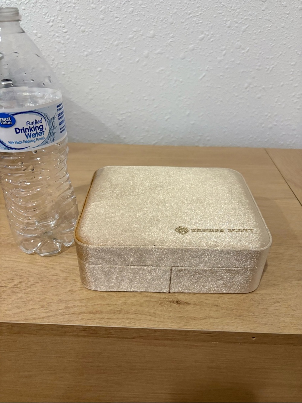 Kendra Scott Velvet Jewelry Box in Champagne Gold